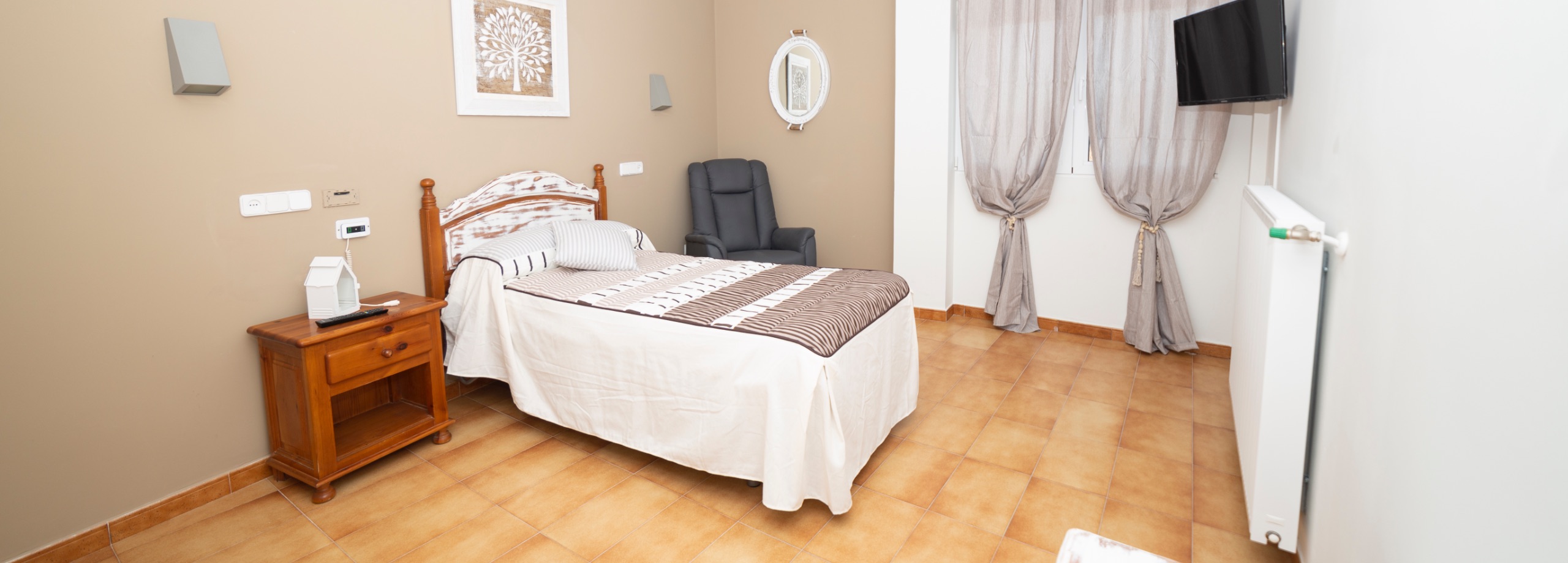 imagen de una habitacion individual de la residencia de mayores Manzanares